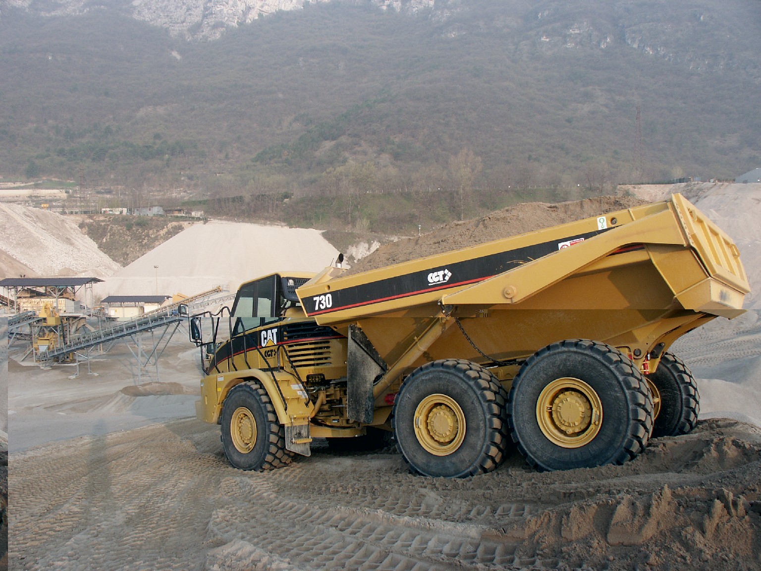 Cat 730 con sponda posteriore