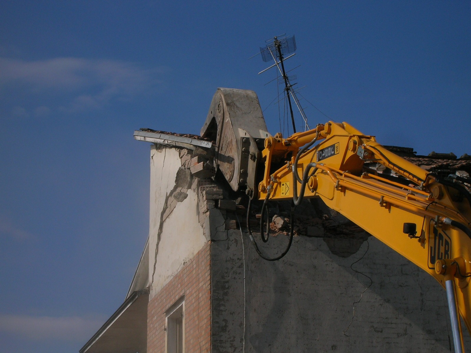 jcb js 210 demolizione vecchia casa
