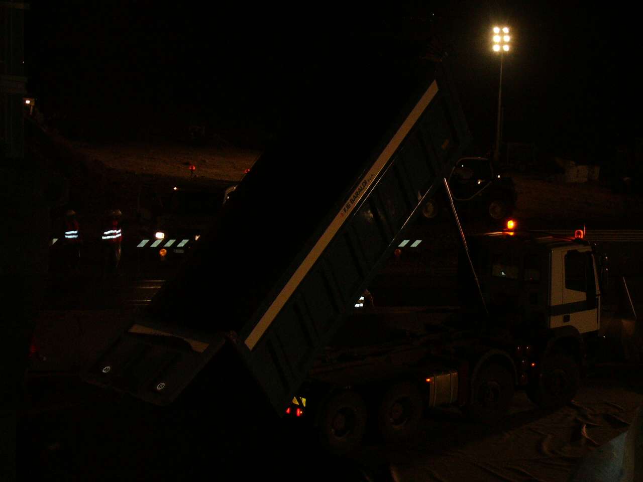 Stesura fresato sul manto stradale