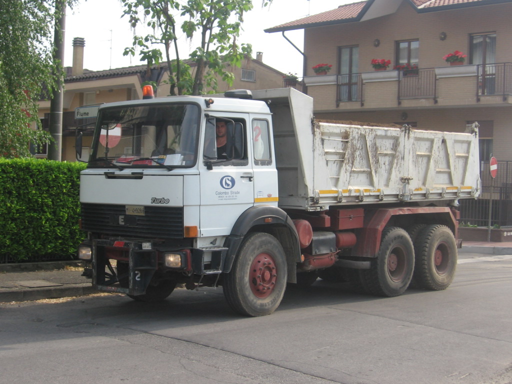 parcheggio Via S.Carlo Muggiò: Iveco 330-30