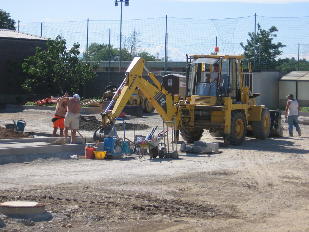 parcheggio Via S.Carlo Muggiò: creazione cordoli con Komatsu WB98A