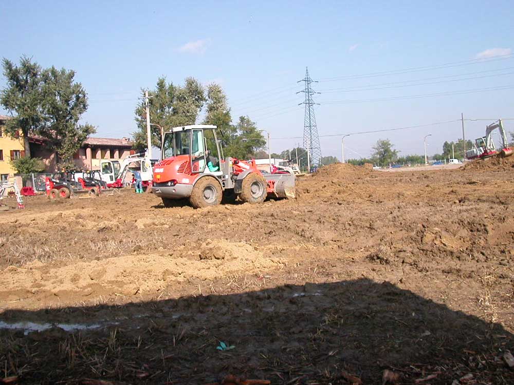 La pala gommata Atlas spiana il terreno del campo prove