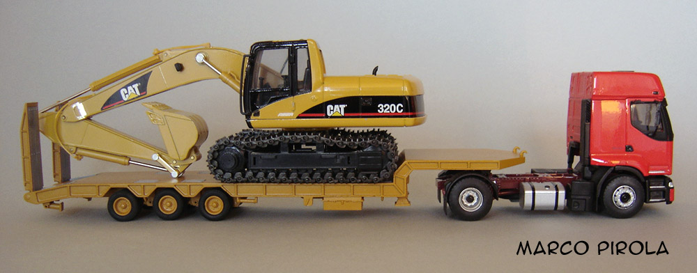 Renault Premium + pianale (1/43) + CAT 320C (1/40)