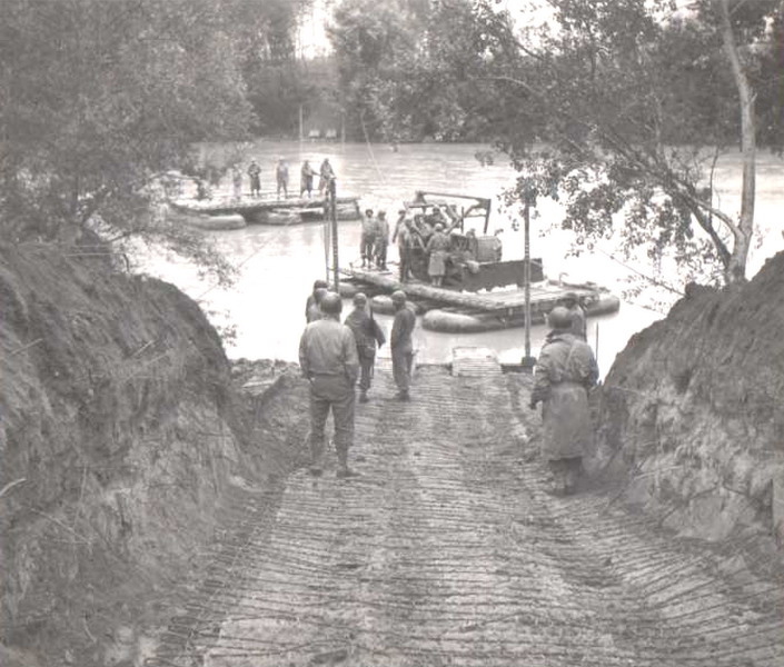 Bulldozer su zattera