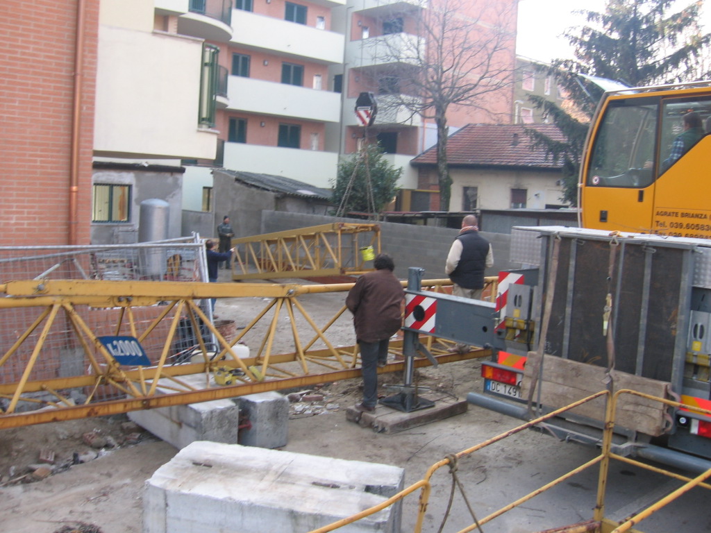 smontaggio FM:sollevamento elementi torre