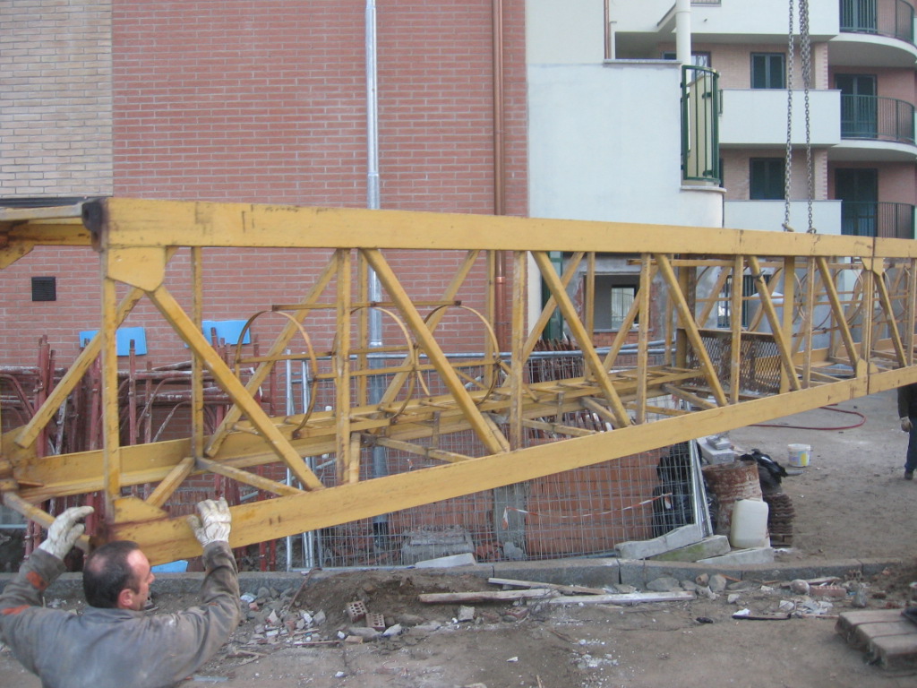 smontaggio FM:sollevamento elementi torre