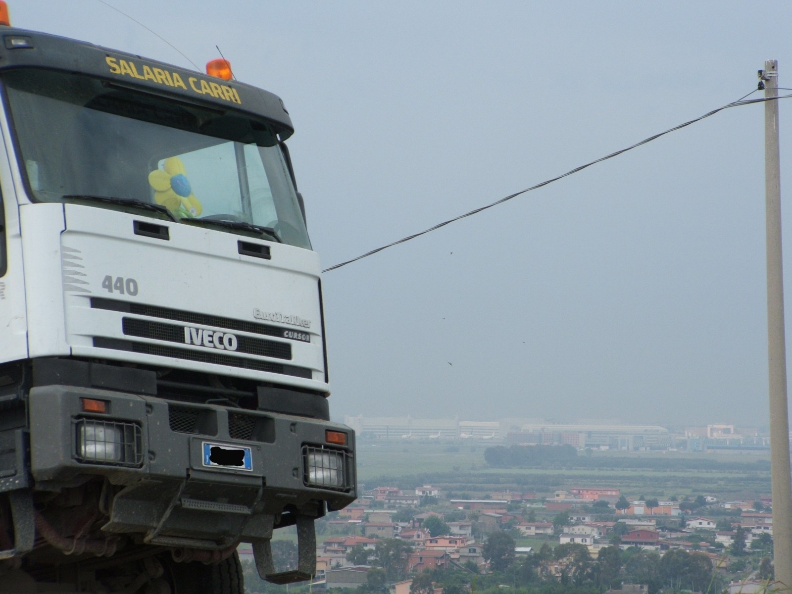iveco 380e44 w/80 sullo sfondo case e quattro boeing in parcheggio
