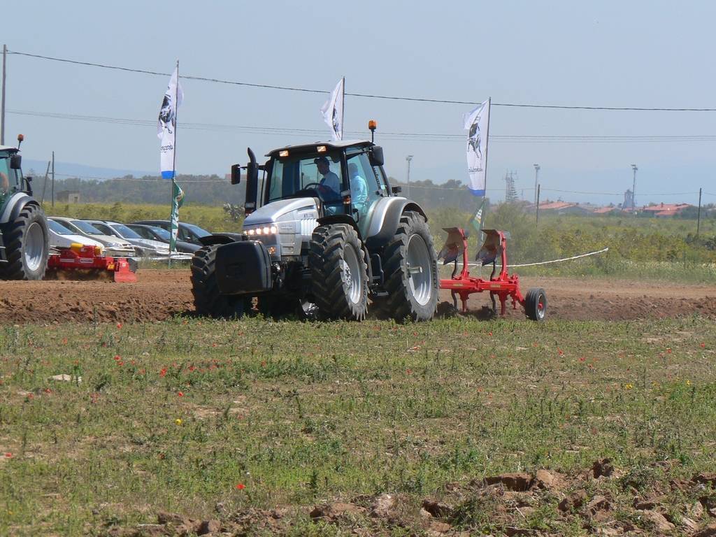 Lamborghini R7 200 con aratro Sogema quadrivomere