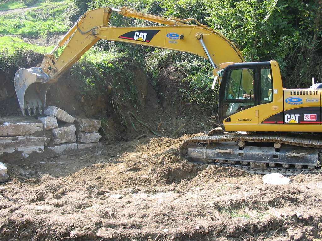 Mik con 325C costruzione scogliera.