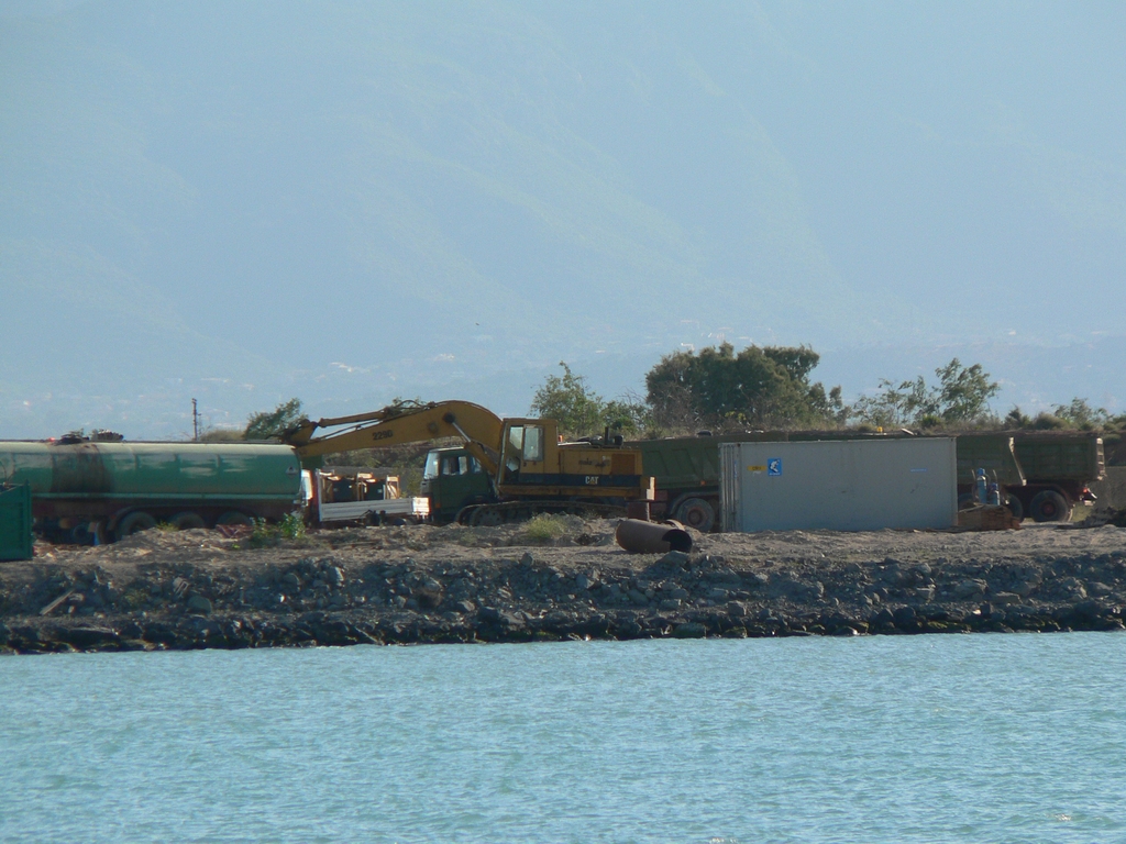 Cat 229D parcheggiato nel cantiere.