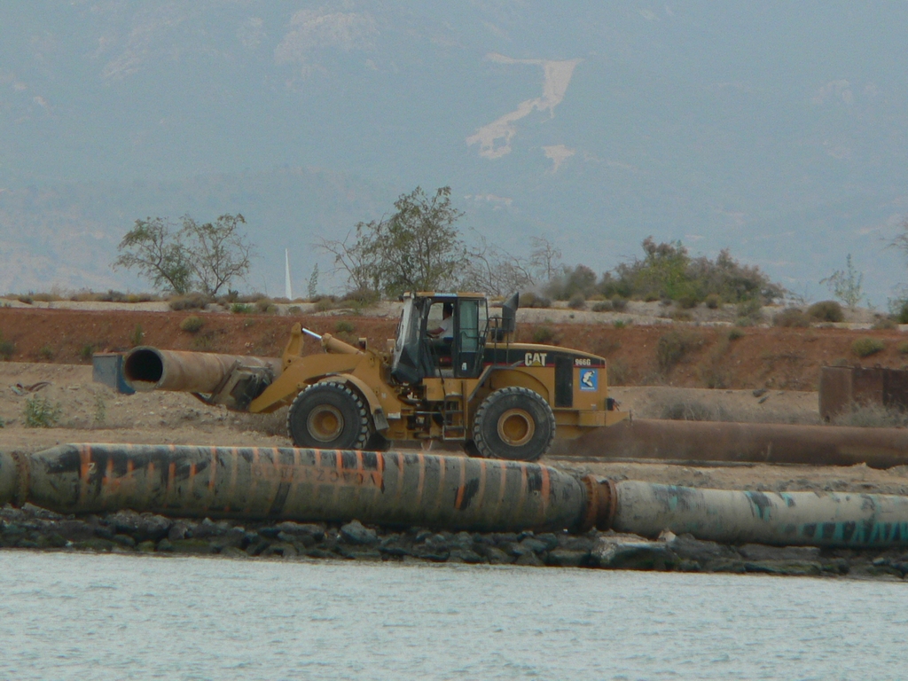 Cat 966G con forche, al lavoro.