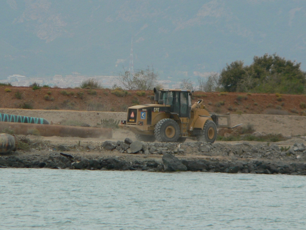 Cat 966G con forche, al lavoro.