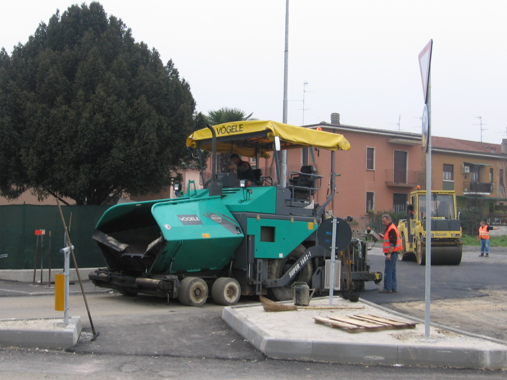 asfaltatura rotonda via Montegrappa