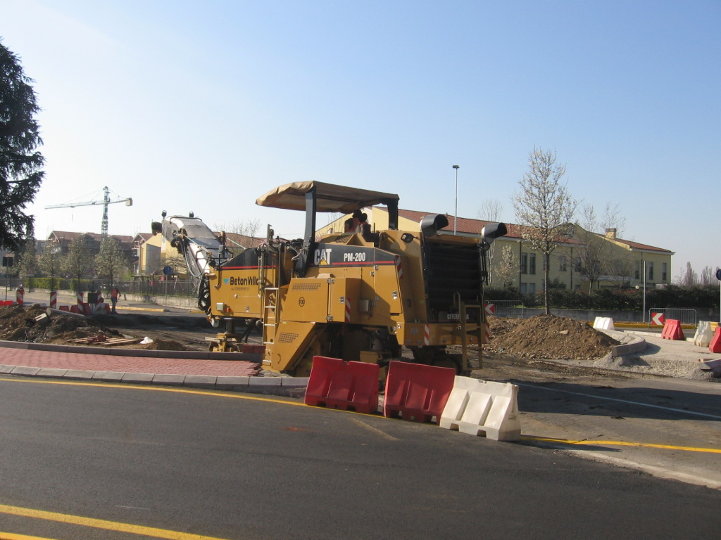 fresatura via Italia con Caterpillar PM200