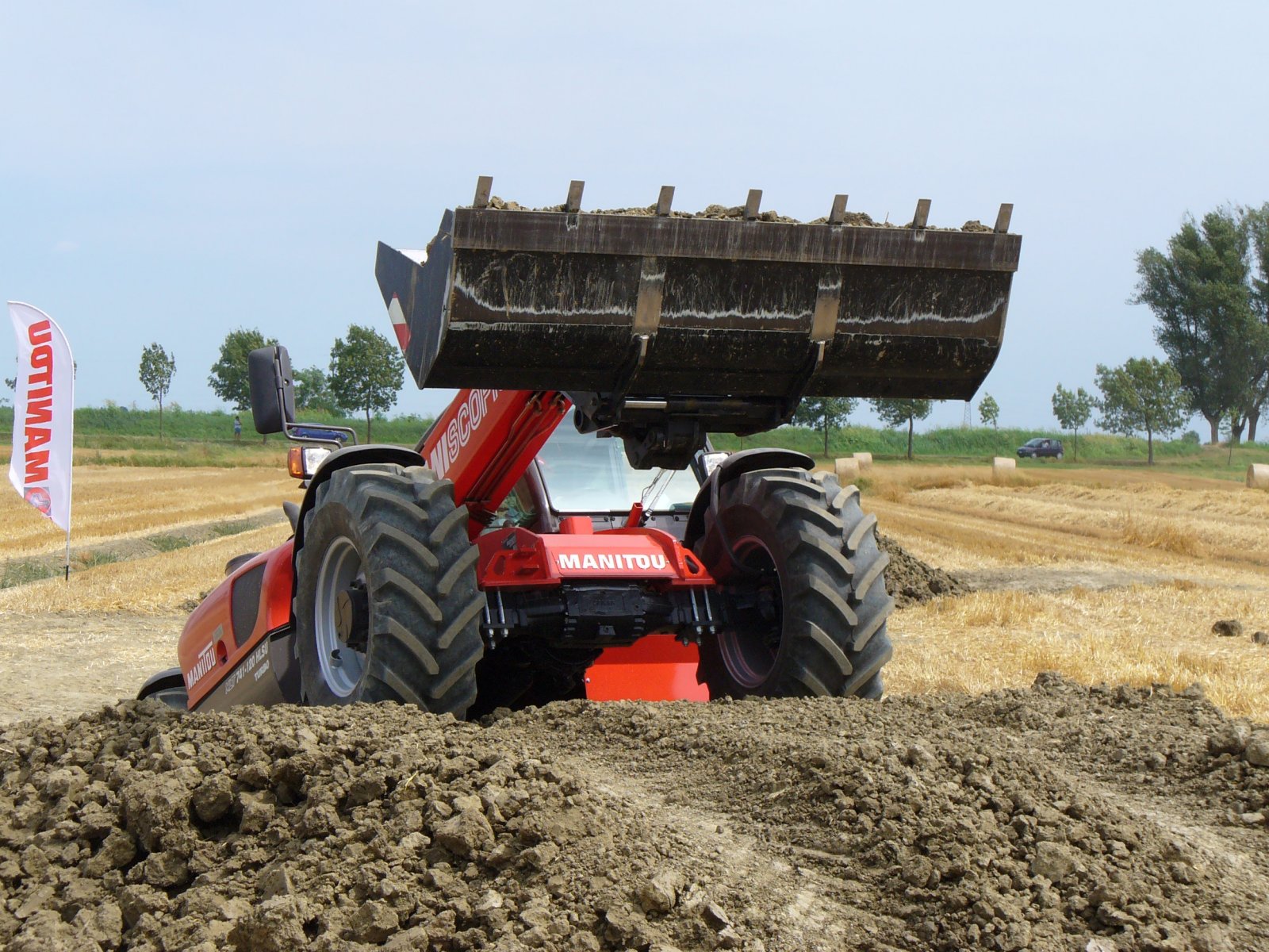 Mamitou con benna carica in salita