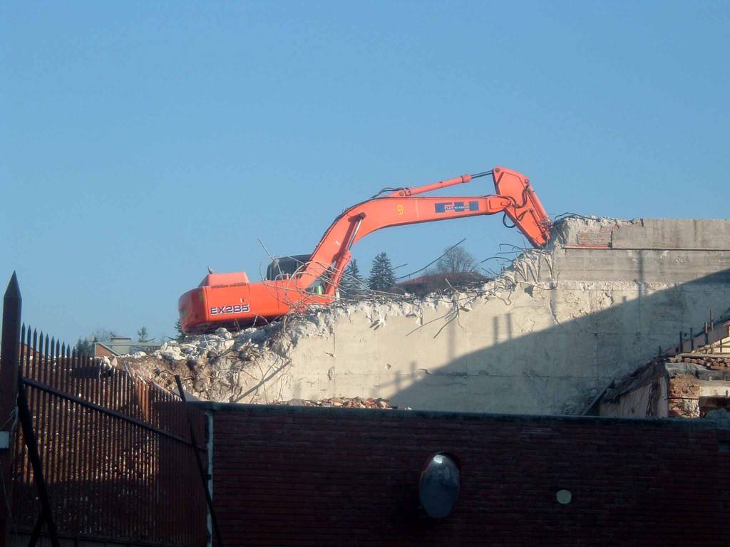 22-12-06 EX285 demolisce il capannone