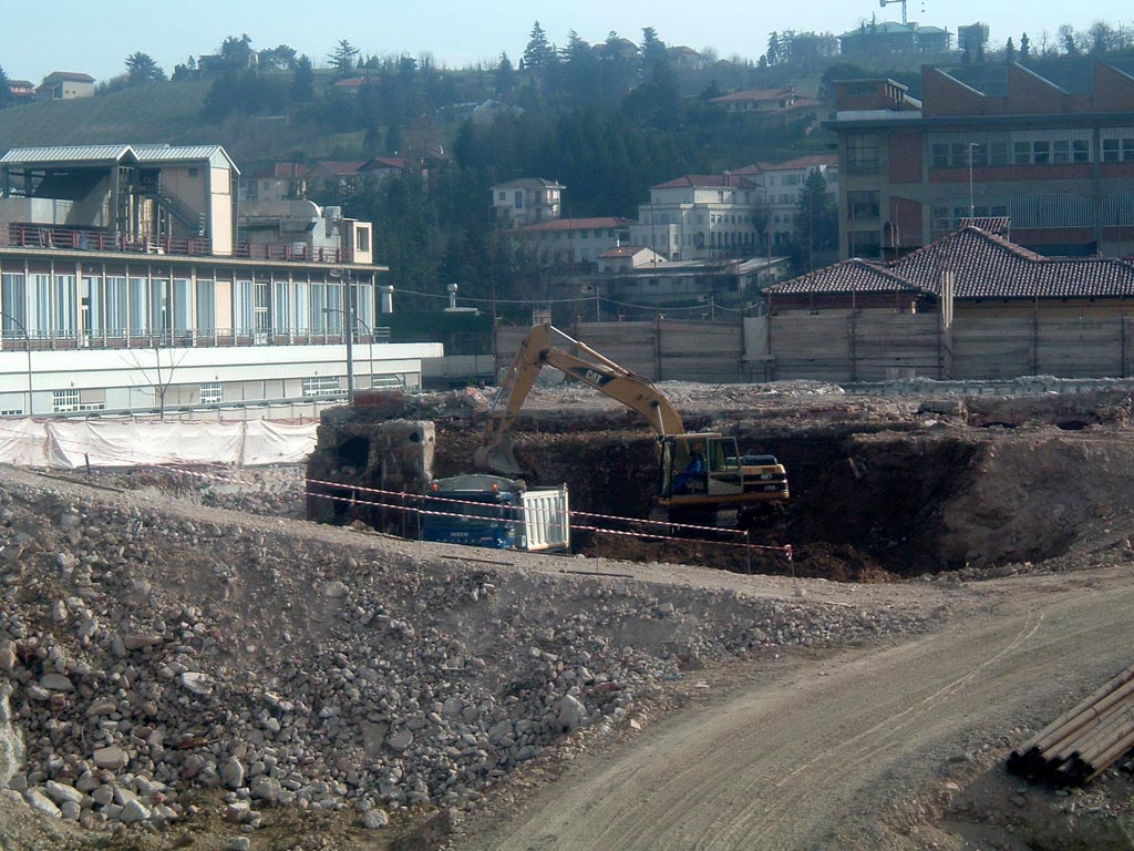 03-03-2007 - scavo fondazioni con Cat 320B