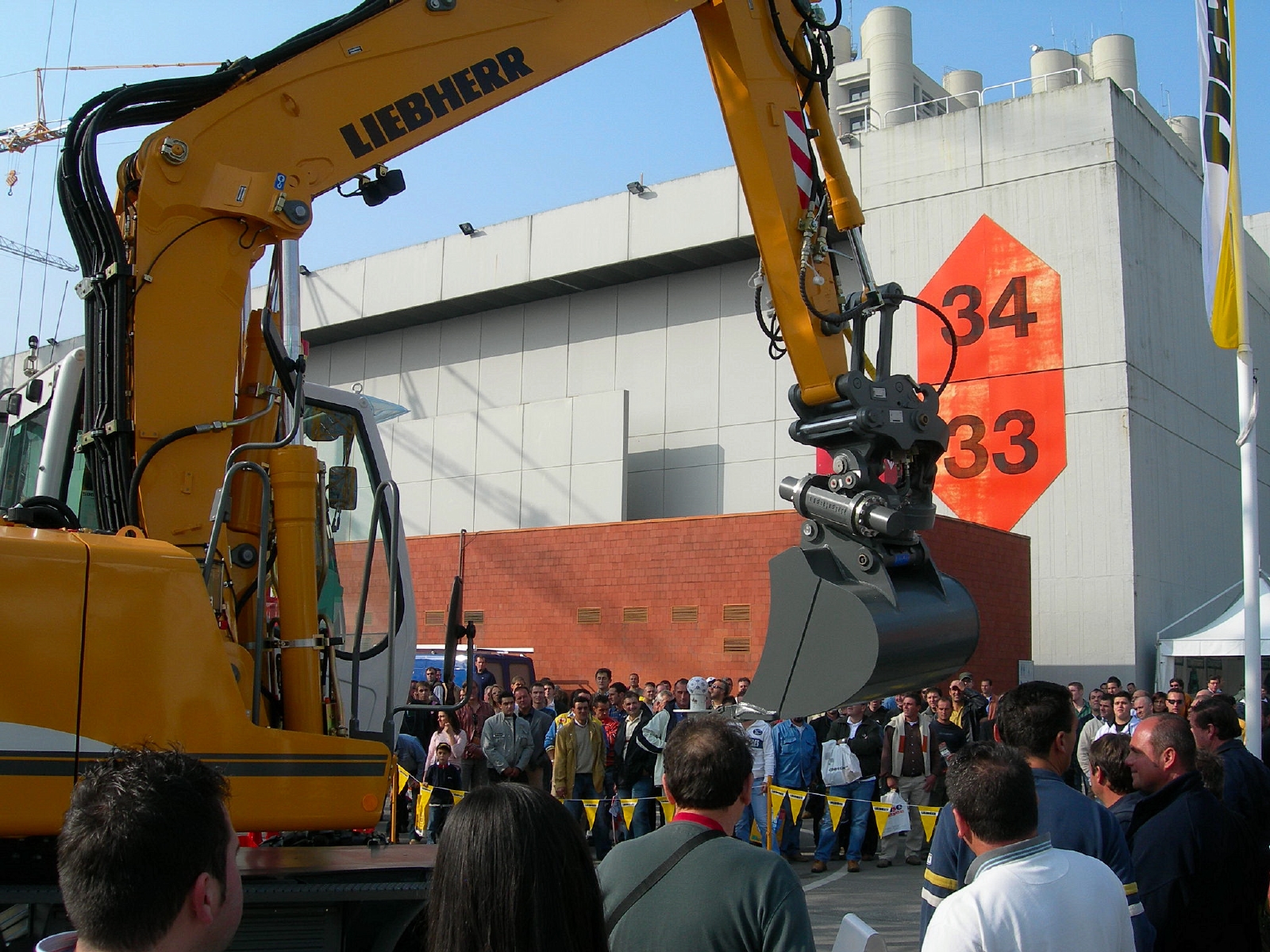 Liebherr 900 mentre gioca con una palla