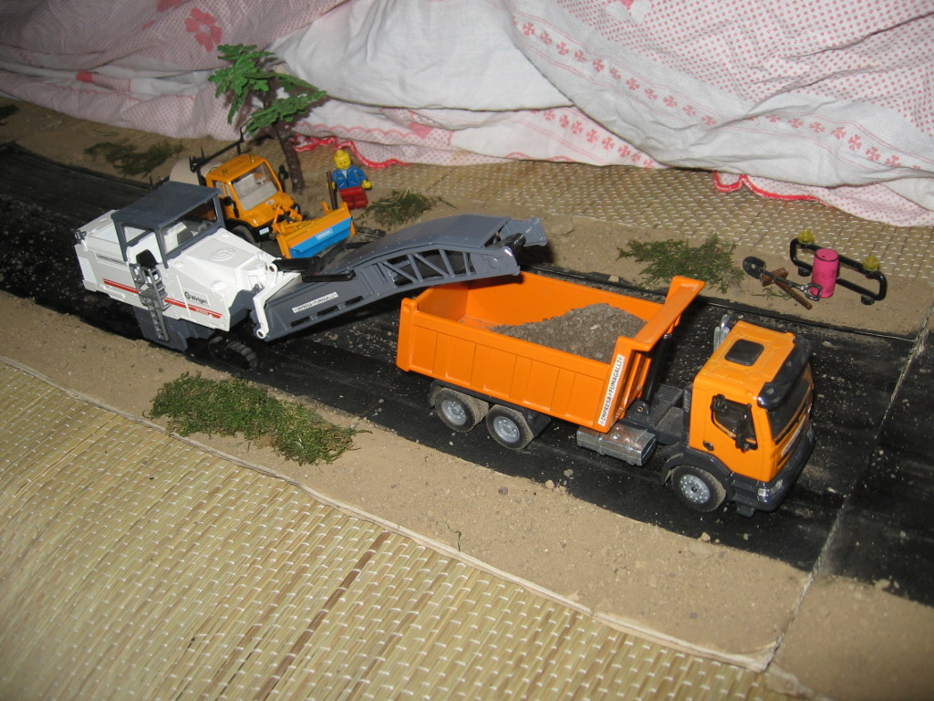 fresatura e spazzatrice al lavoro