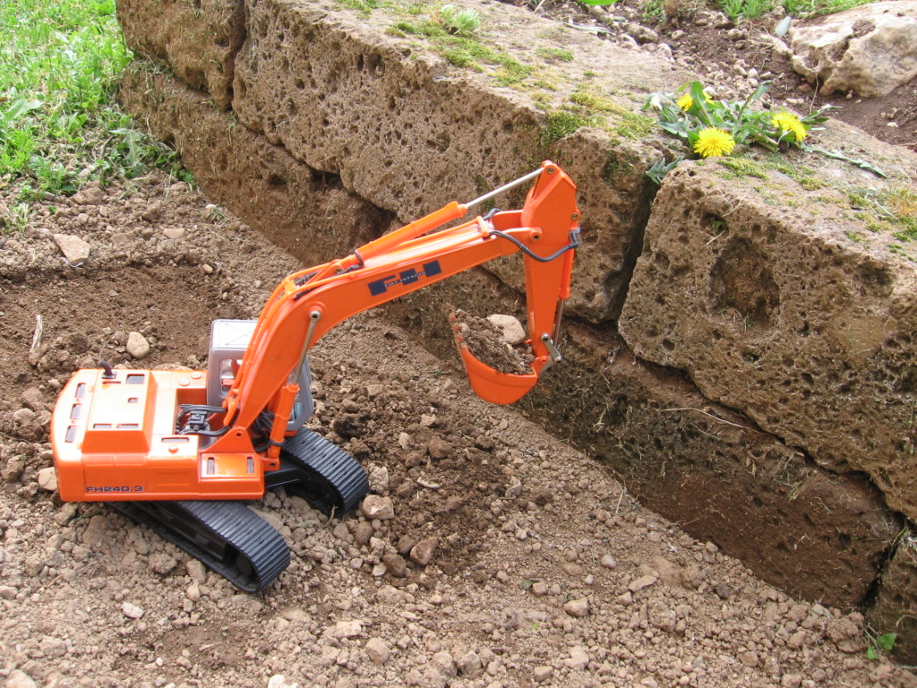 Fiat Hitachi FH 240.3 tirando il piano