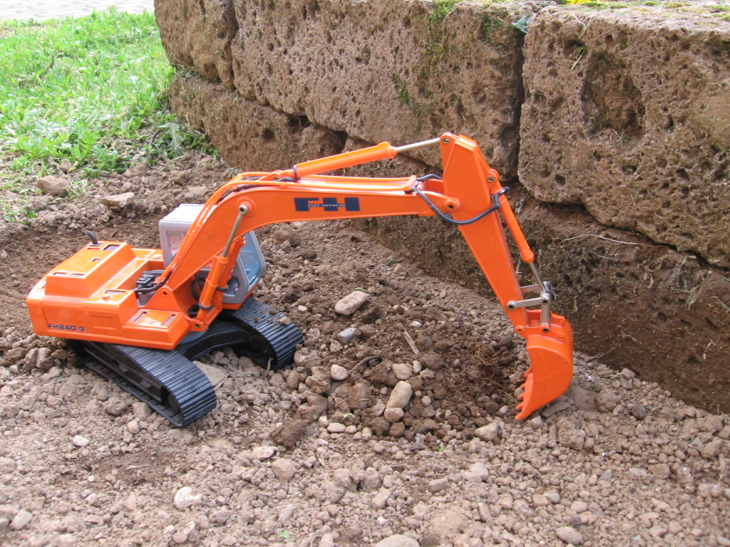 Fiat Hitachi FH 240.3 tirando il piano