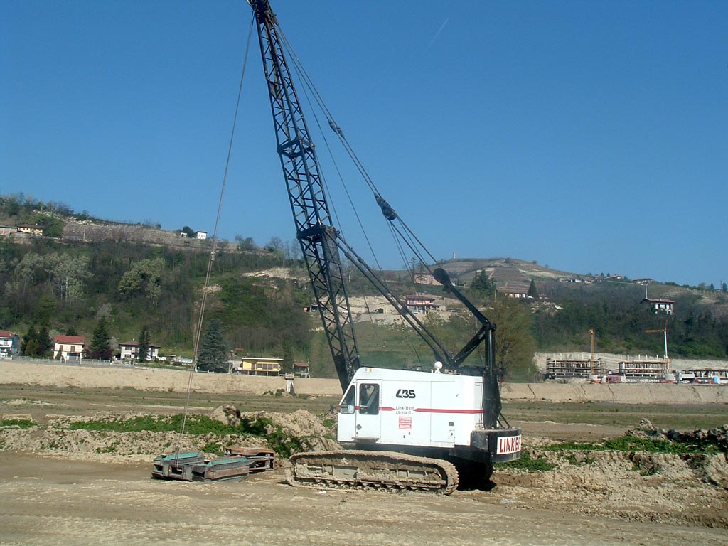 LS-108TL con benna per paratie