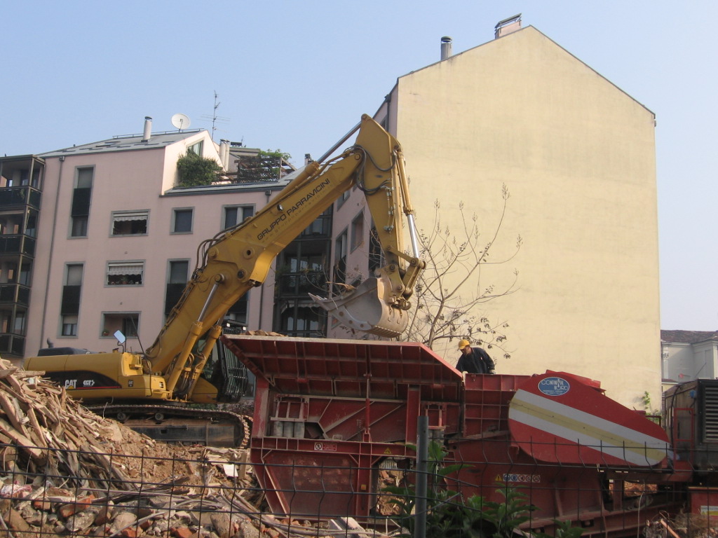 Caterpillar 330C L al carico del frantoio