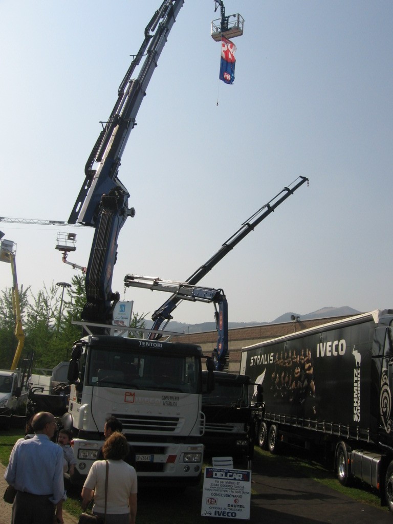 stand Delcar:Iveco Stralis con gru PM