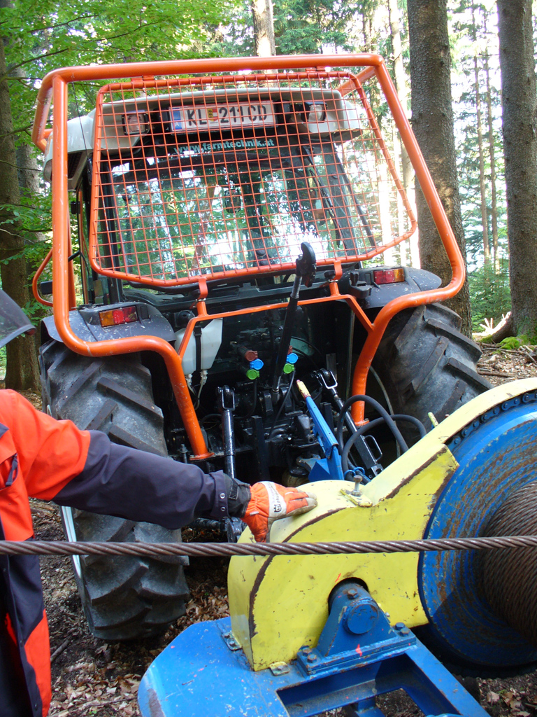 Steyr 494 adattato, con argano