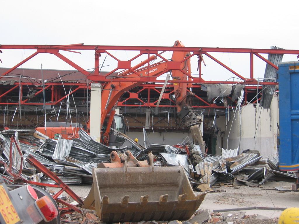 demolizione edificio con Hitachi Zaxis 350LCN