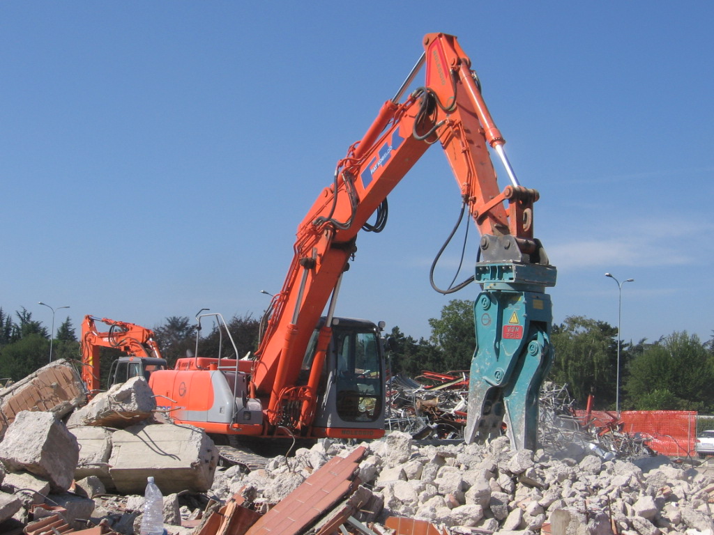 Fiat Kobelco E235 con frantumatore