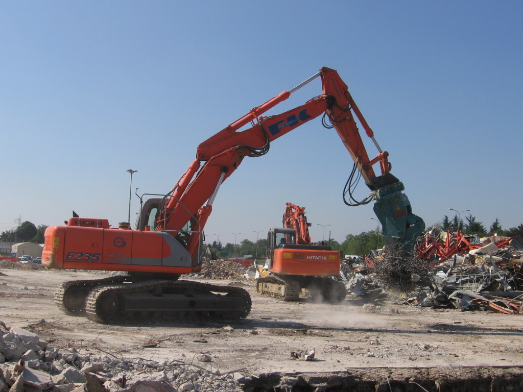 Fiat Kobelco E235 con frantumatore