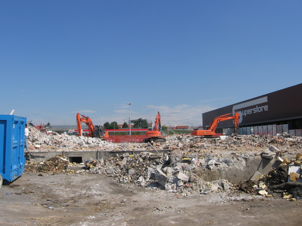 gli escavatori nel cantiere