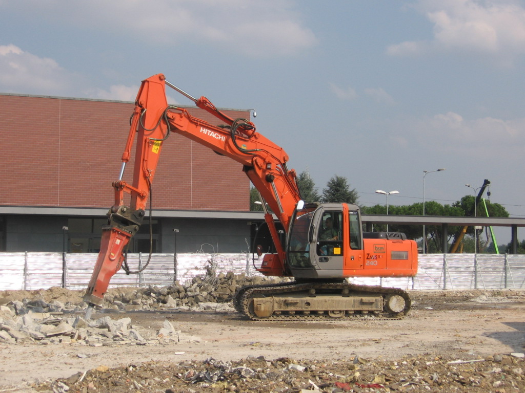Hitachi Zaxis 240 con martellone