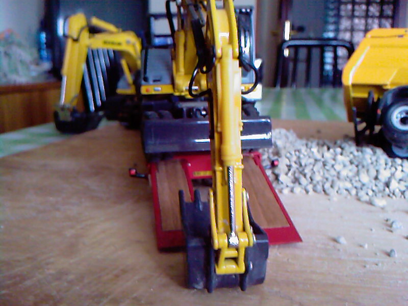 scarico dell'escavatore gommato new holland