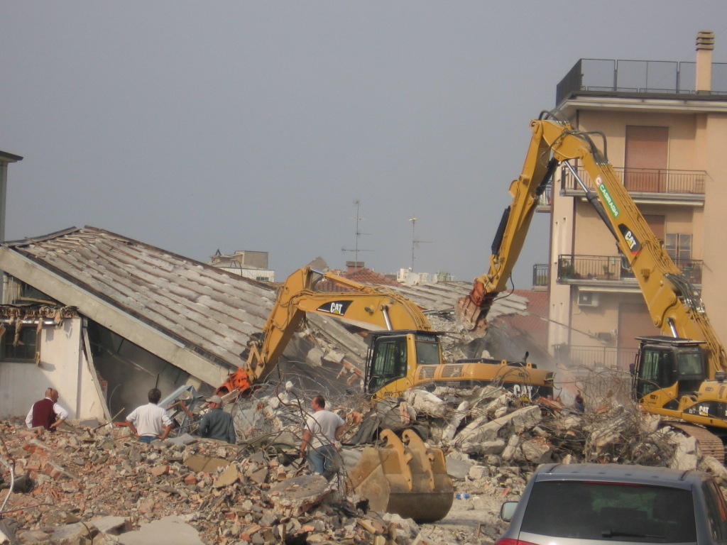 demolizione in corso