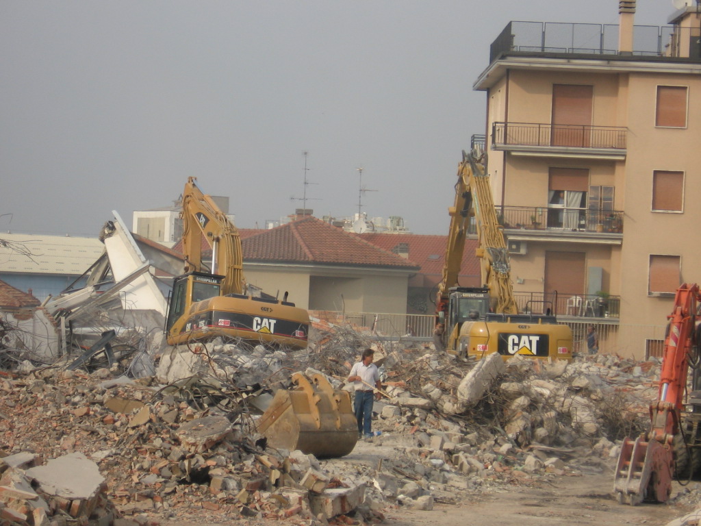 demolizione in corso