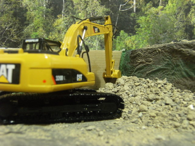 costruzione strada nella foresta