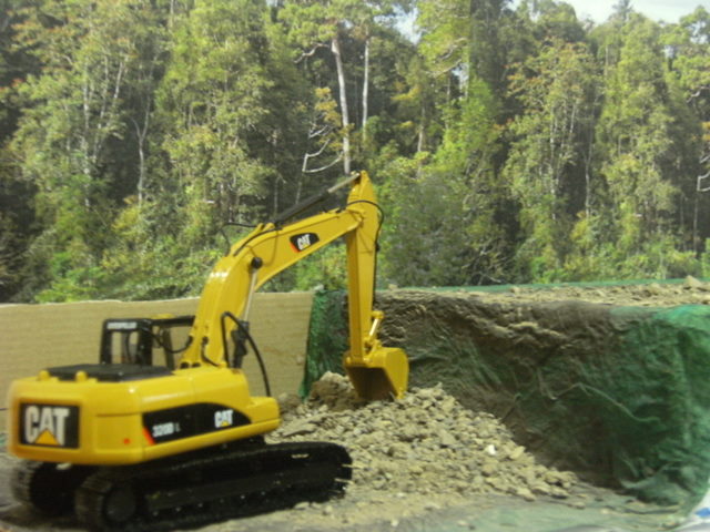 diorama costruzione strada nella foresta