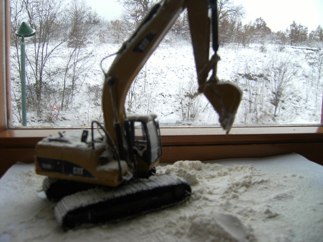 cat 320DL al lavoro sotto la neve