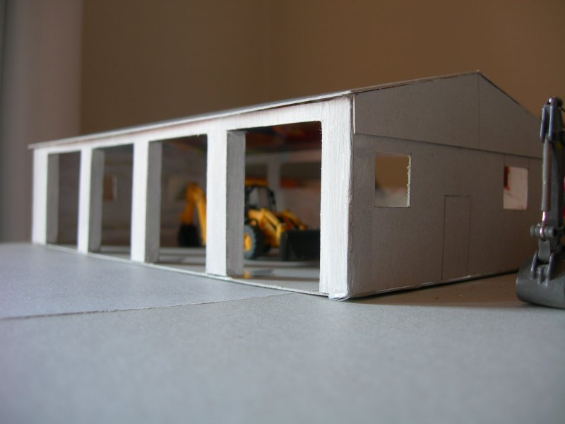 Nuovo capannone per i mezzi