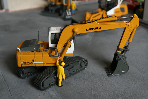 LIEBHERR R904 C