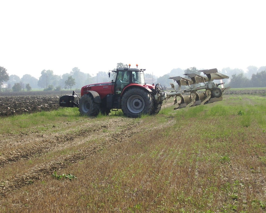 MF 8480 con aratro ermo