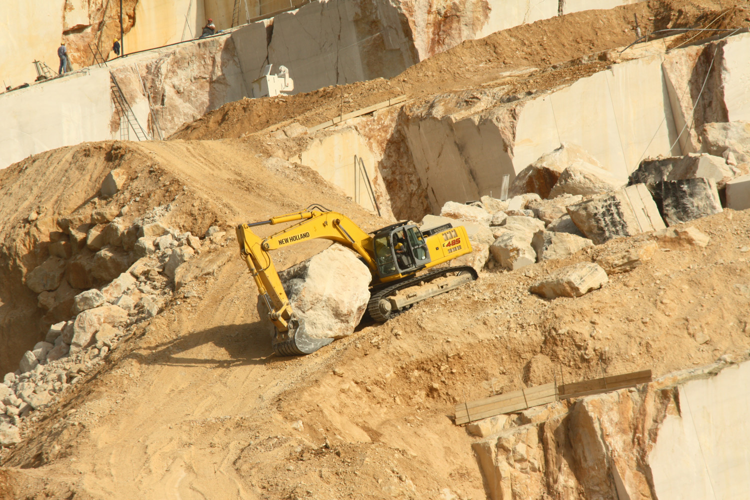 New Holland Kobelco E485