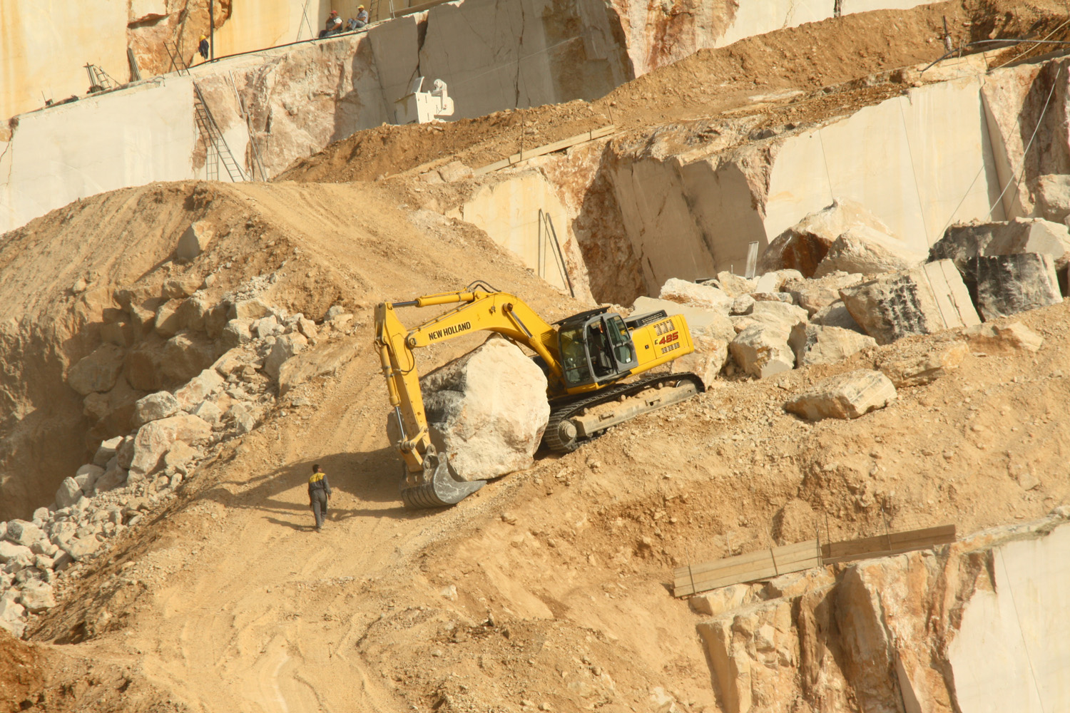 New Holland Kobelco E485