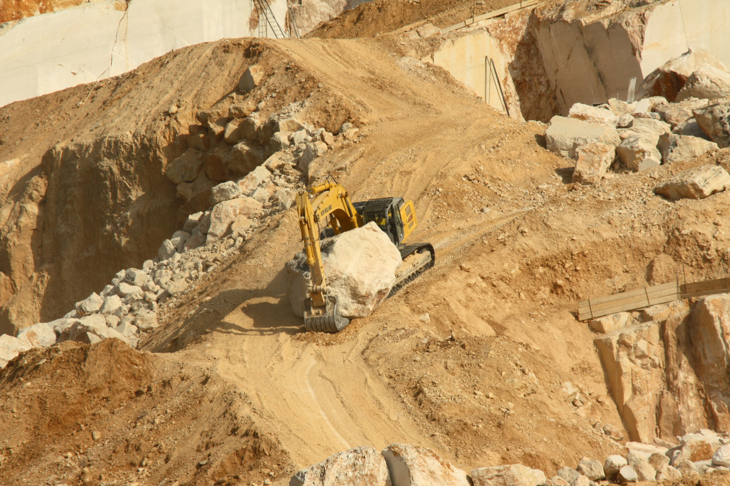 New Holland Kobelco E485