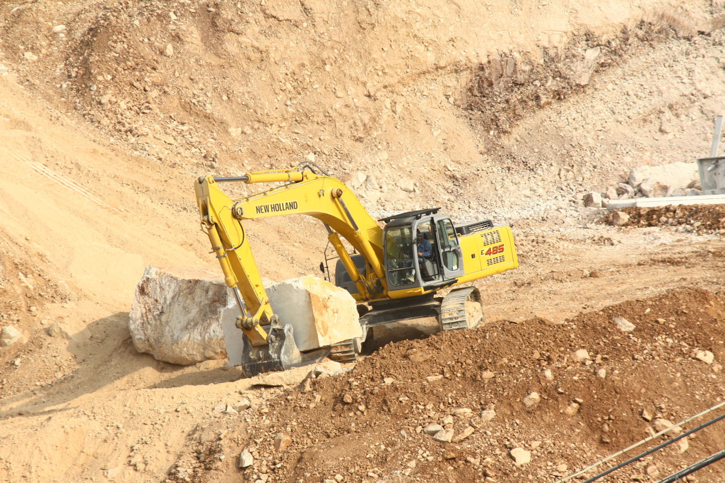 New Holland Kobelco E485