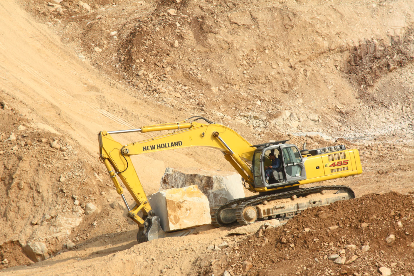 New Holland Kobelco E485