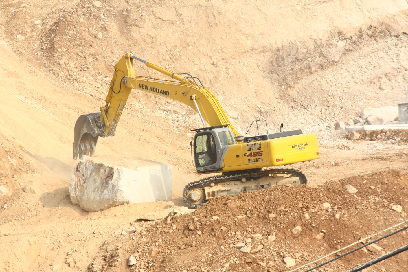 New Holland Kobelco E485