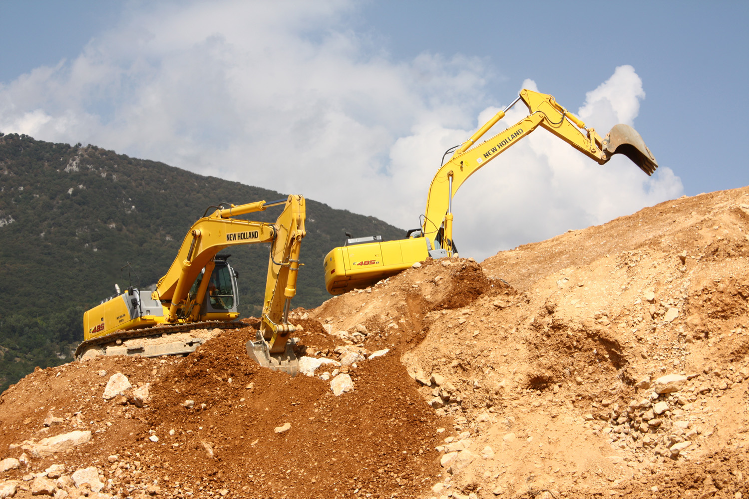 New Holland Kobelco E485